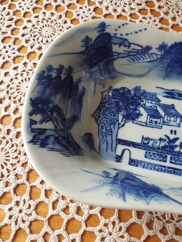 ORIENTAL BLUE & WHITE HEAVY PORCELAIN DISH LANDSCAPE SCENE SQUARE SEAL MARK