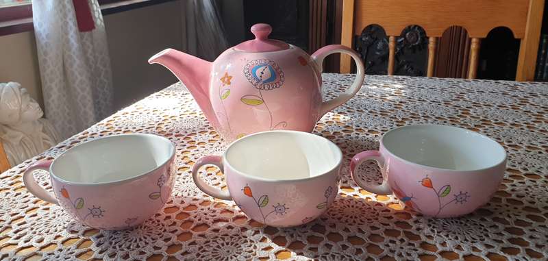Woolworths Tea Pot with 3 Cups