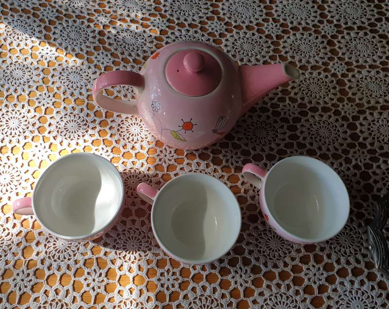 Woolworths Tea Pot with 3 Cups