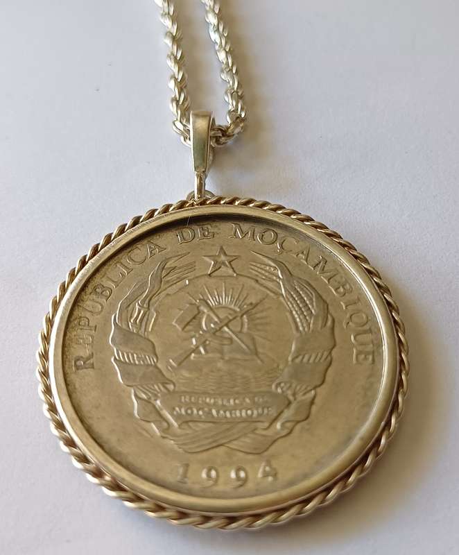 Mozambique 1000 Meticais 1994 Coin Pendant  Cased in Silver with Silver Necklace  25.51g