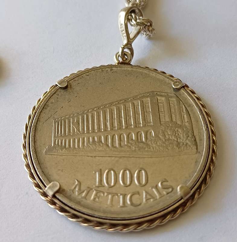 Mozambique 1000 Meticais 1994 Coin Pendant  Cased in Silver with Silver Necklace  25.51g