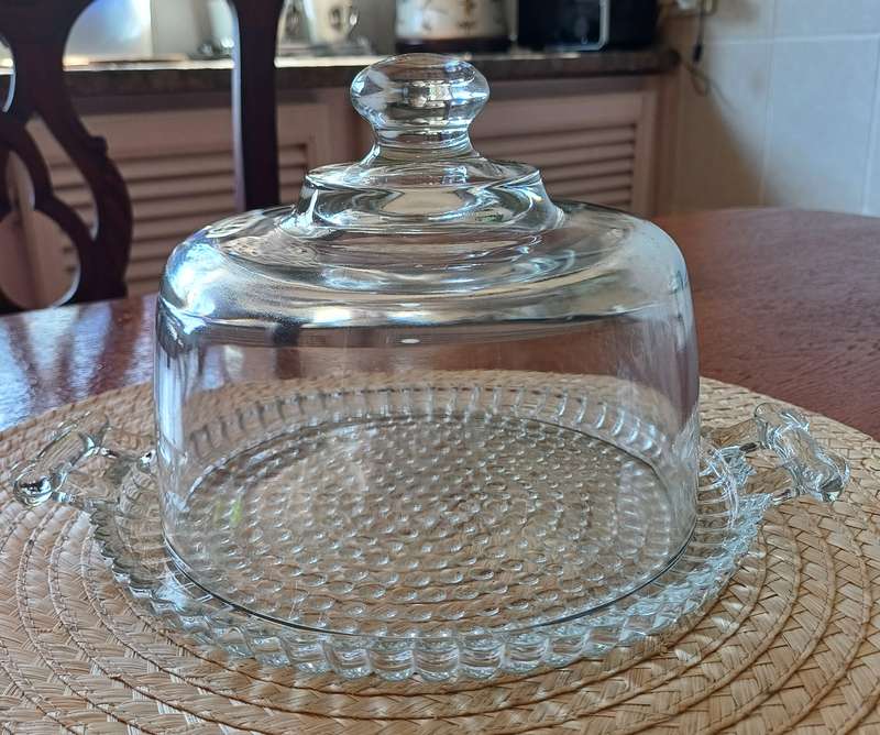 GLASS CHEESE PLATE WITH DOME