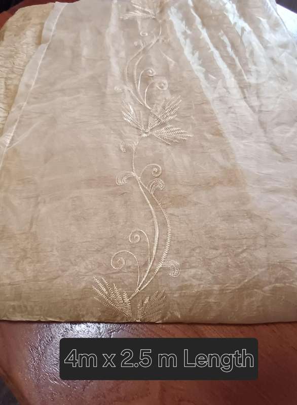 Large Gold Color Curtain  4m Wide x 2.5m Drop  Very Good Condition