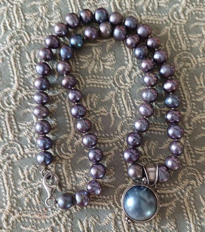 Exquisite pearl necklace with pendant