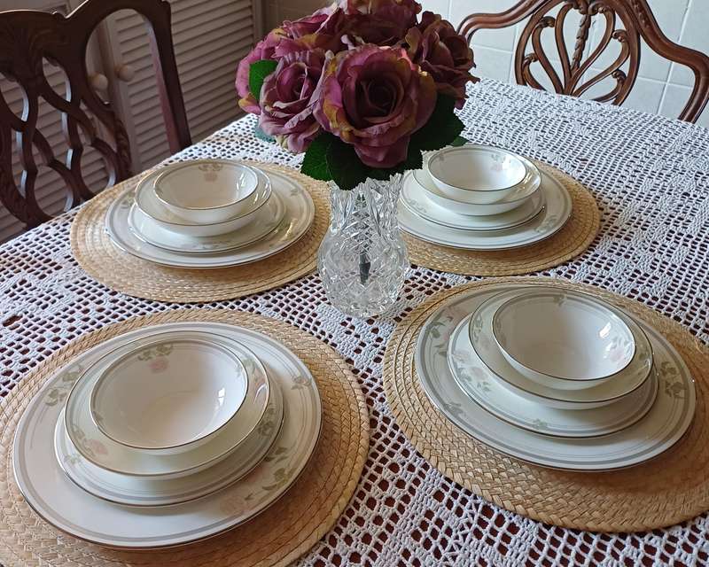 Royal Doulton Twilight Rose Dinner Set  1984 Edition |01|
