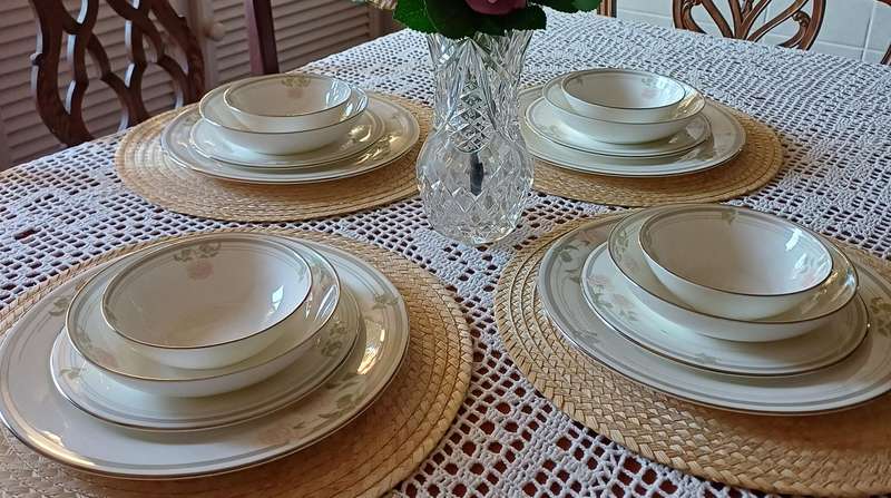 Royal Doulton Twilight Rose Dinner Set  1984 Edition |01|
