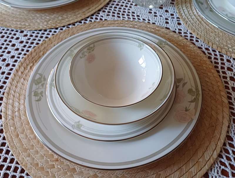 Royal Doulton Twilight Rose Dinner Set  1984 Edition |01|
