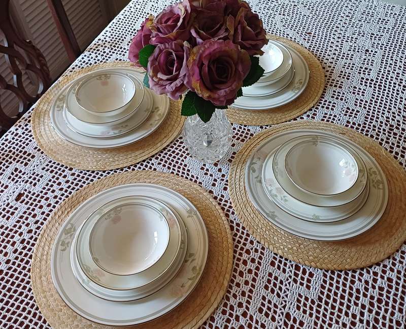 Royal Doulton Twilight Rose Dinner Set  1984 Edition |01|