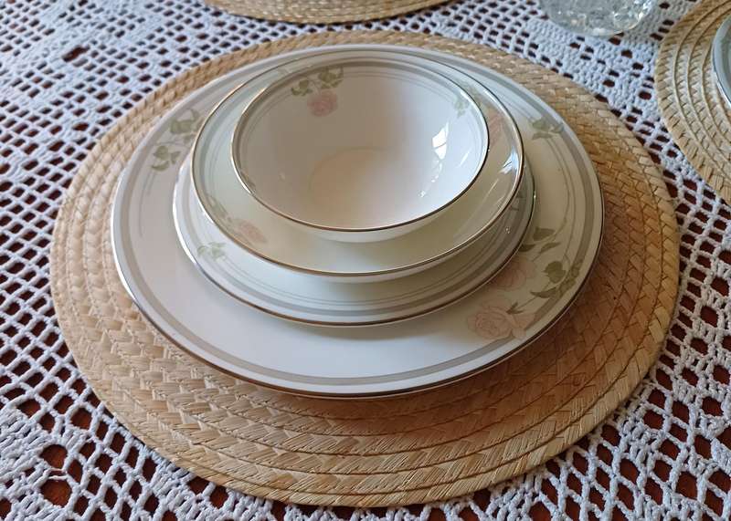 Royal Doulton Twilight Rose Dinner Set  1984 Edition |01|