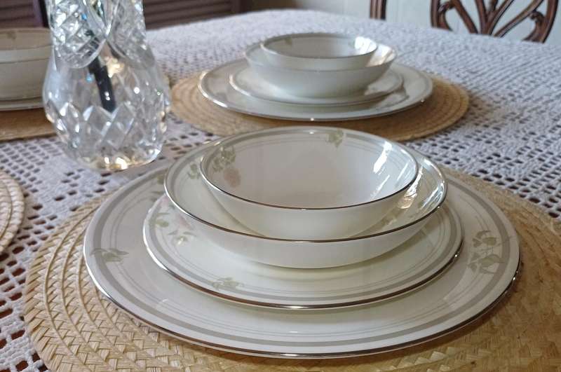 Royal Doulton Twilight Rose Dinner Set  1984 Edition |01|