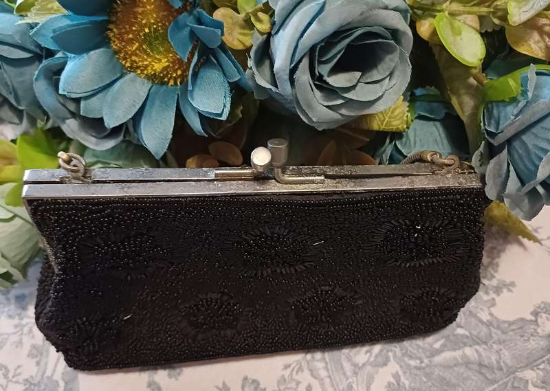 Vintage black beaded kiss lock handbag clutch with chain