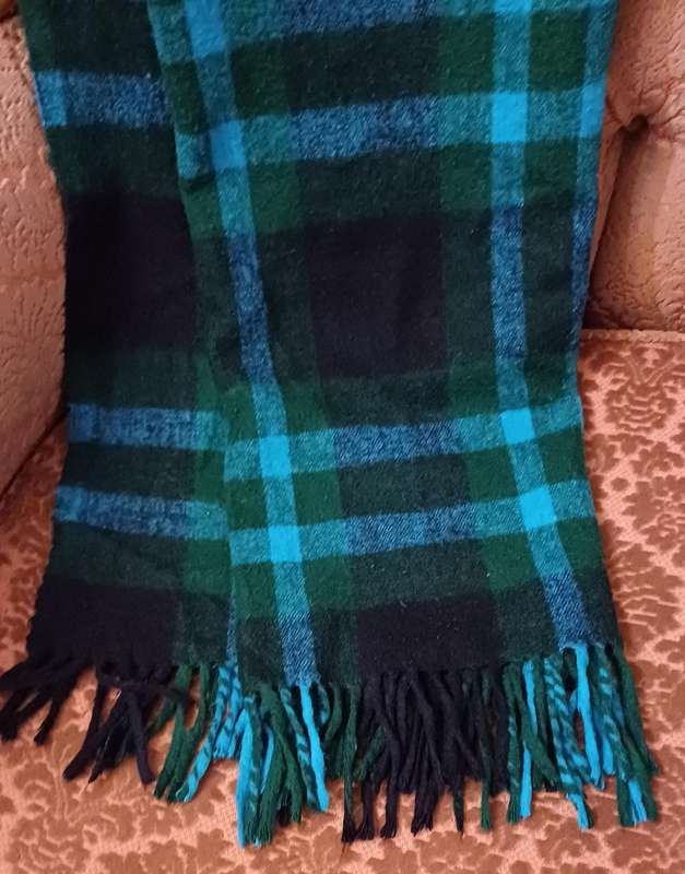 Frame Group 100% Acrylic Rug/Blanket  125 x 110 cm