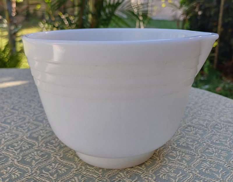 Hamilton Beach Pyrex White Mixing Bowl with Spout  Made in USA