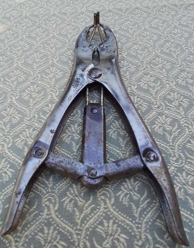 Farm Animal Livestock Elastrator Castration Bander Pliers  Preloved (22 x 11 cm)