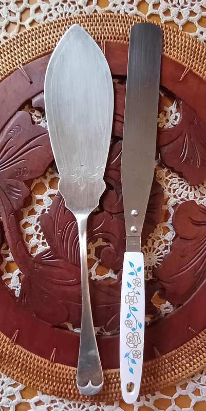 Vintage Metal Flexible Spatula Icing Spreader & silver plated cake server