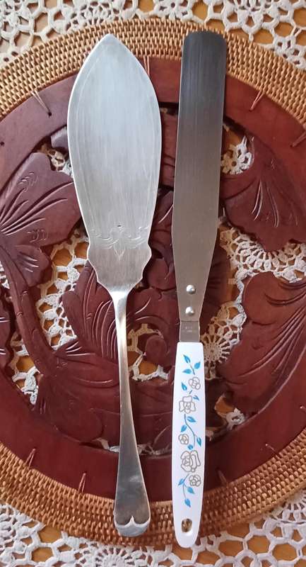 Vintage Metal Flexible Spatula Icing Spreader & silver plated cake server