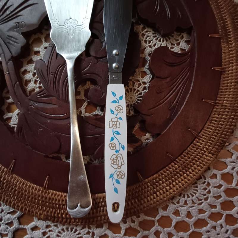 Vintage Metal Flexible Spatula Icing Spreader & silver plated cake server