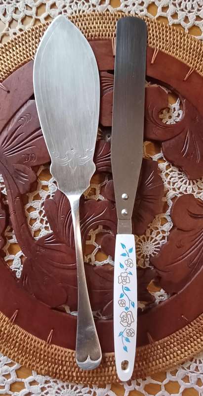 Vintage Metal Flexible Spatula Icing Spreader & silver plated cake server