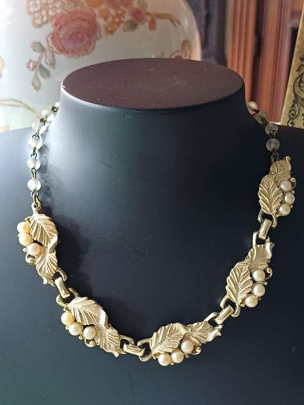 Vintage 1950s Gold-Tone Faux Pearl Leaf Demi Parure Set | 19 |