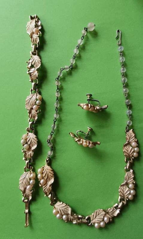 Vintage 1950s Gold-Tone Faux Pearl Leaf Demi Parure Set | 19 |