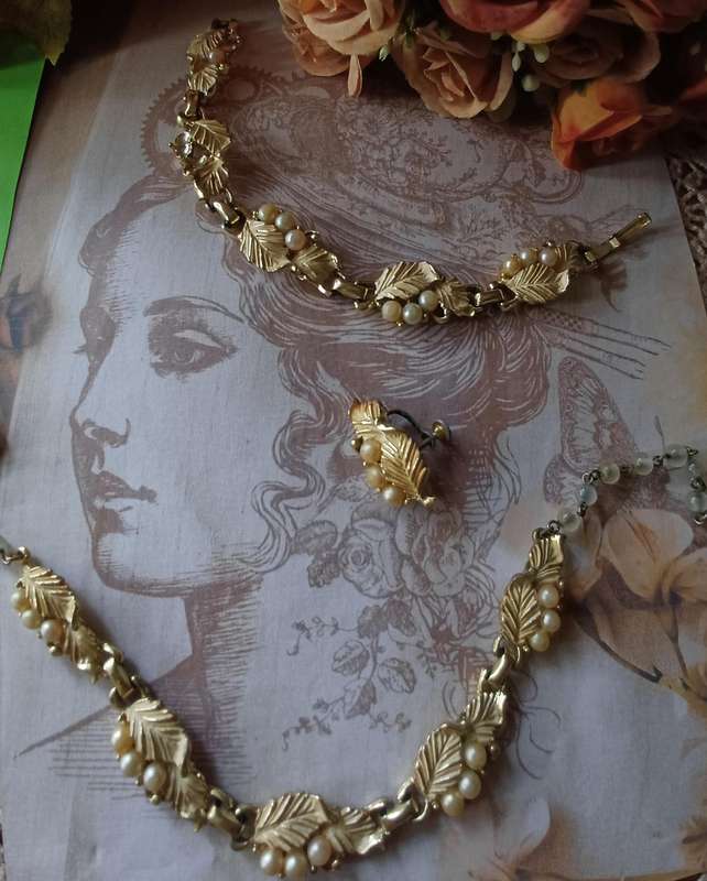 Vintage 1950s Gold-Tone Faux Pearl Leaf Demi Parure Set | 19 |