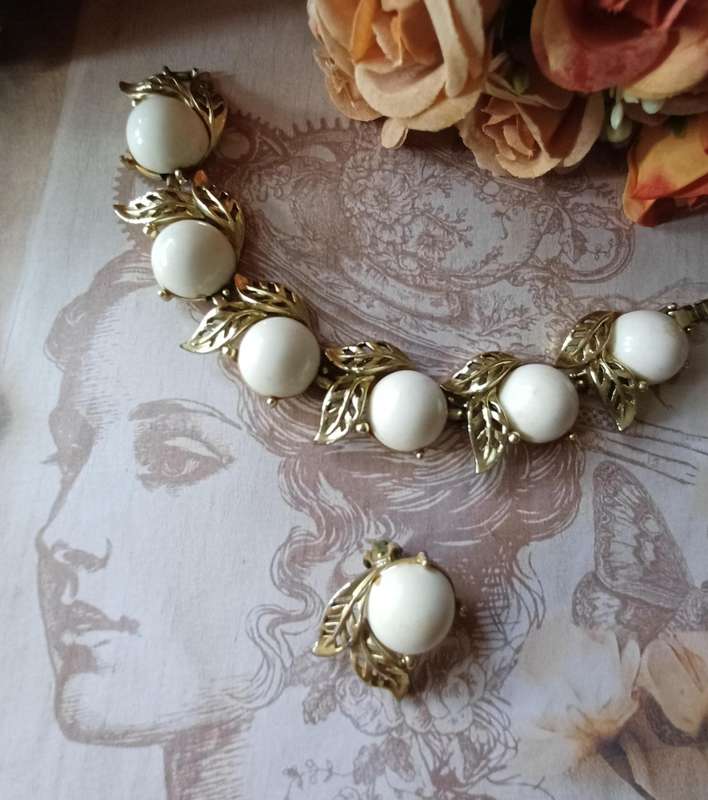 1950s White Thermoset & Gold-Tone Leaf Bracelet and Clip-On Earrings  Stamped CHAREL  | 21 |