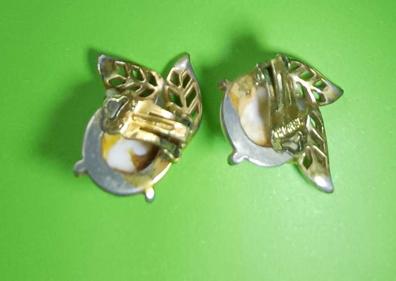 1950s White Thermoset & Gold-Tone Leaf Bracelet and Clip-On Earrings  Stamped CHAREL  | 21 |