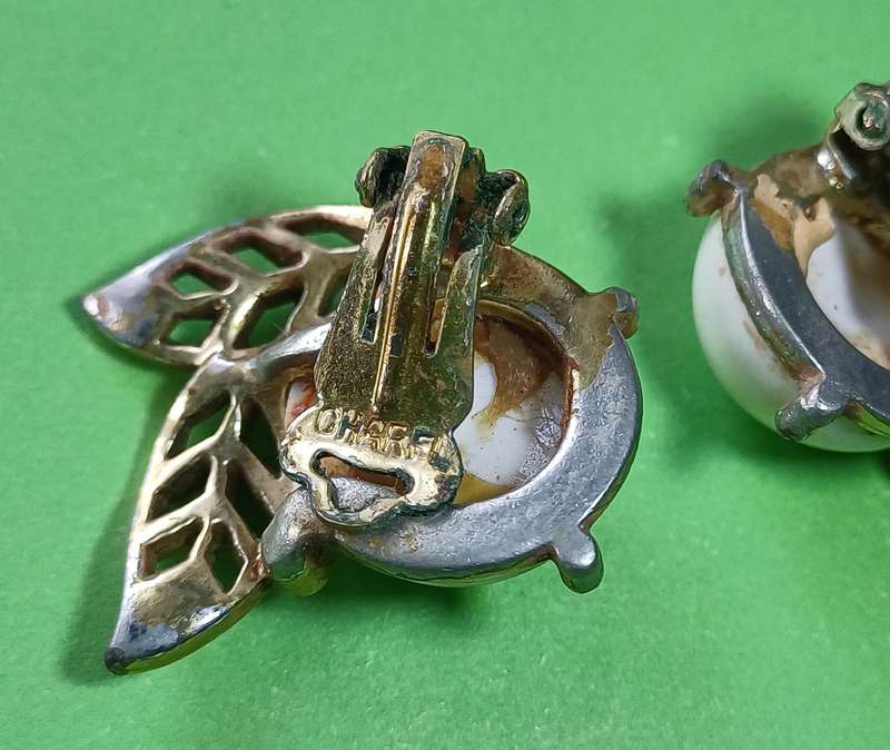 1950s White Thermoset & Gold-Tone Leaf Bracelet and Clip-On Earrings  Stamped CHAREL  | 21 |