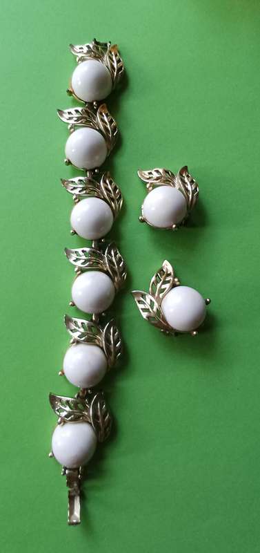 1950s White Thermoset & Gold-Tone Leaf Bracelet and Clip-On Earrings  Stamped CHAREL  | 21 |