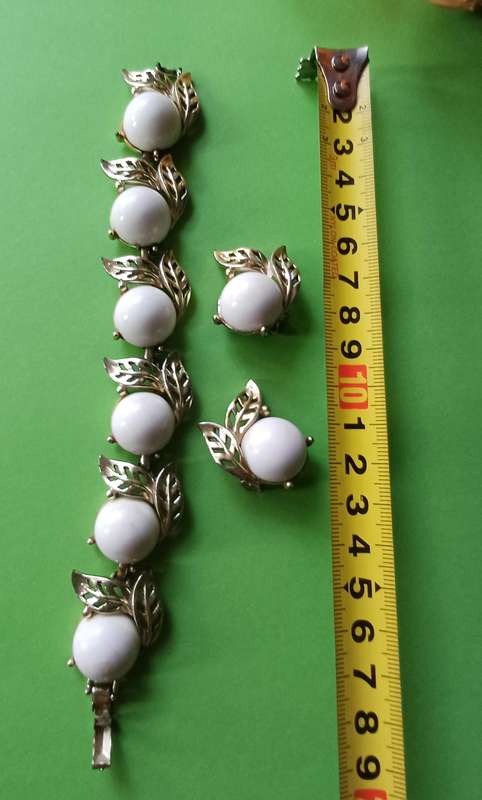 1950s White Thermoset & Gold-Tone Leaf Bracelet and Clip-On Earrings  Stamped CHAREL  | 21 |