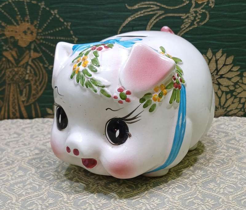Porcelain piggy bank representing a pig and dating from the 1970s.