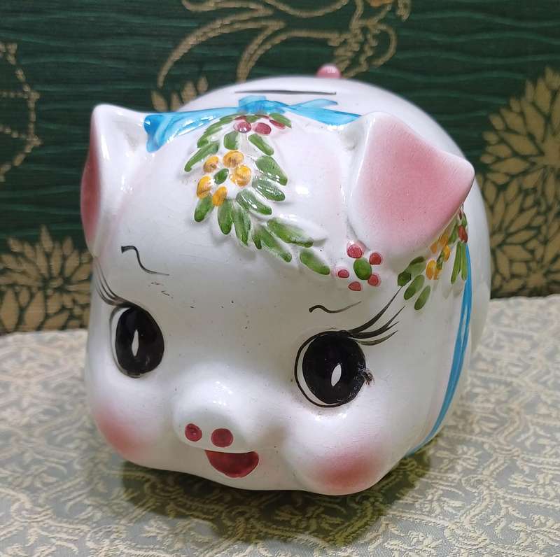 Porcelain piggy bank representing a pig and dating from the 1970s.