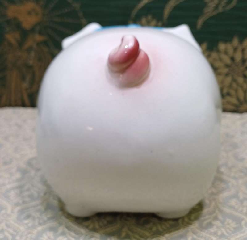 Porcelain piggy bank representing a pig and dating from the 1970s.