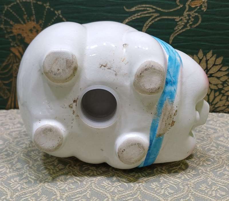 Porcelain piggy bank representing a pig and dating from the 1970s.