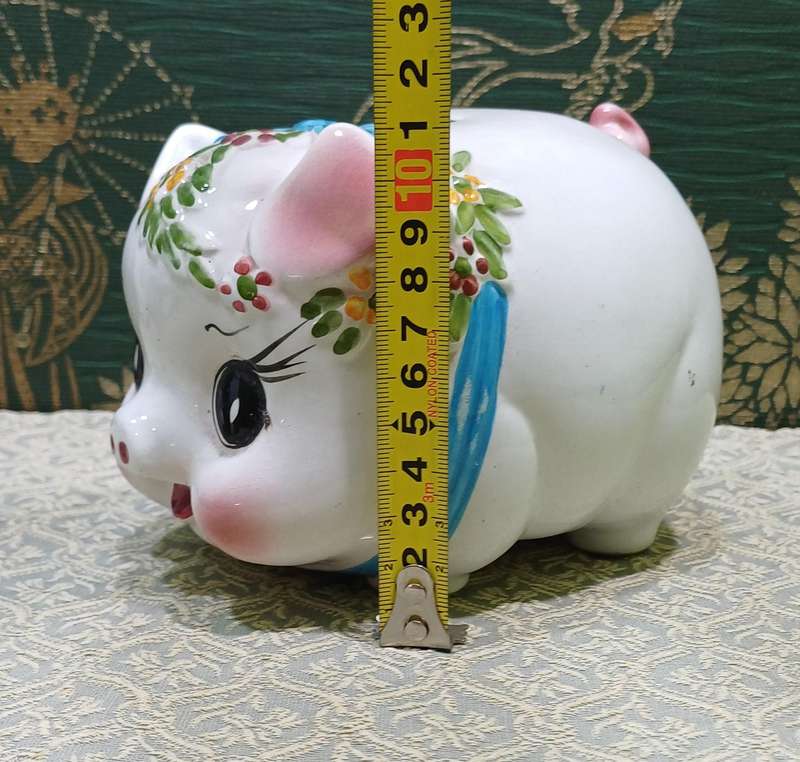 Porcelain piggy bank representing a pig and dating from the 1970s.