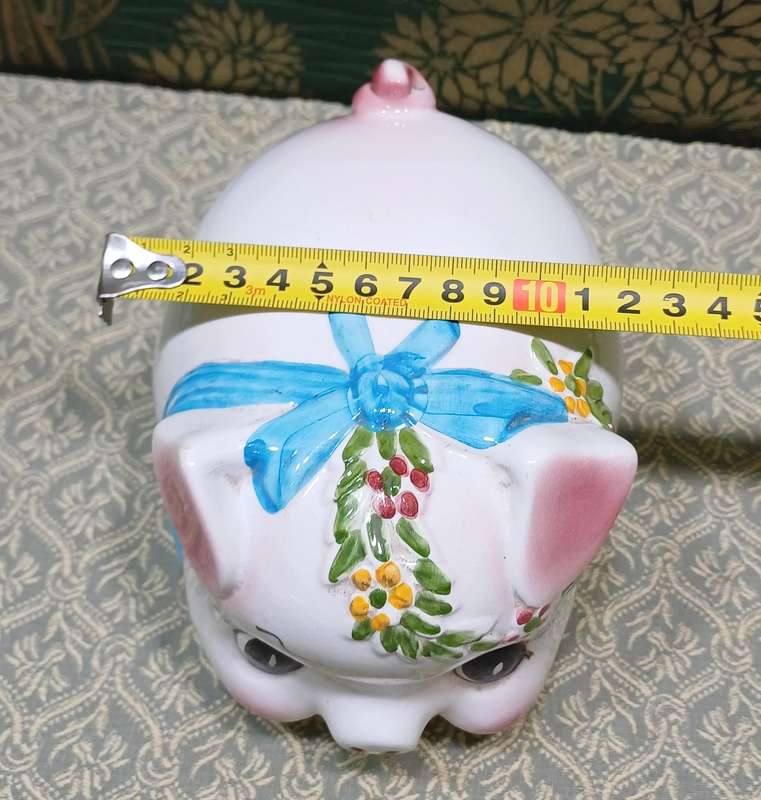 Porcelain piggy bank representing a pig and dating from the 1970s.