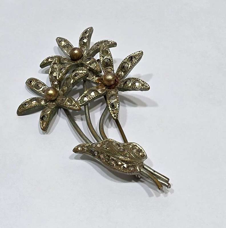 Vintage Jewelry Collection | 4 Brooches, 2 Pairs of Earrings & Decorative Tin