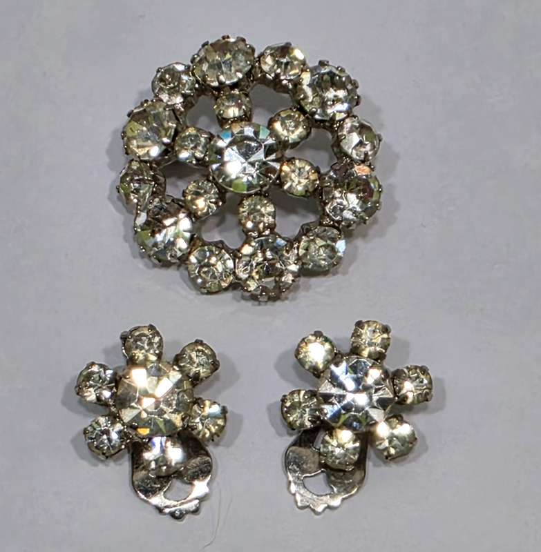Vintage Jewelry Collection | 4 Brooches, 2 Pairs of Earrings & Decorative Tin