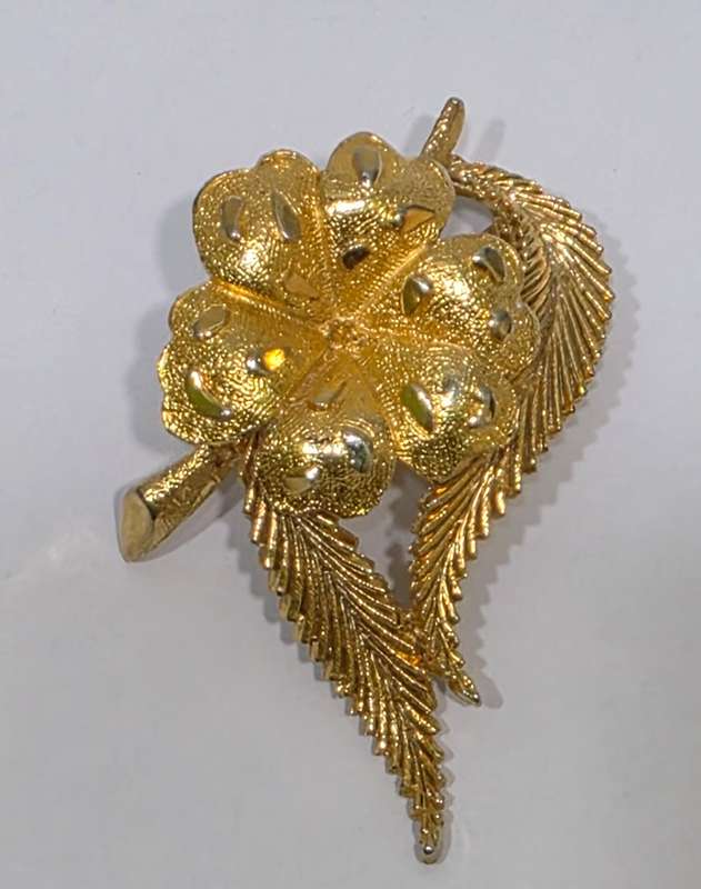 Vintage Jewelry Collection | 4 Brooches, 2 Pairs of Earrings & Decorative Tin