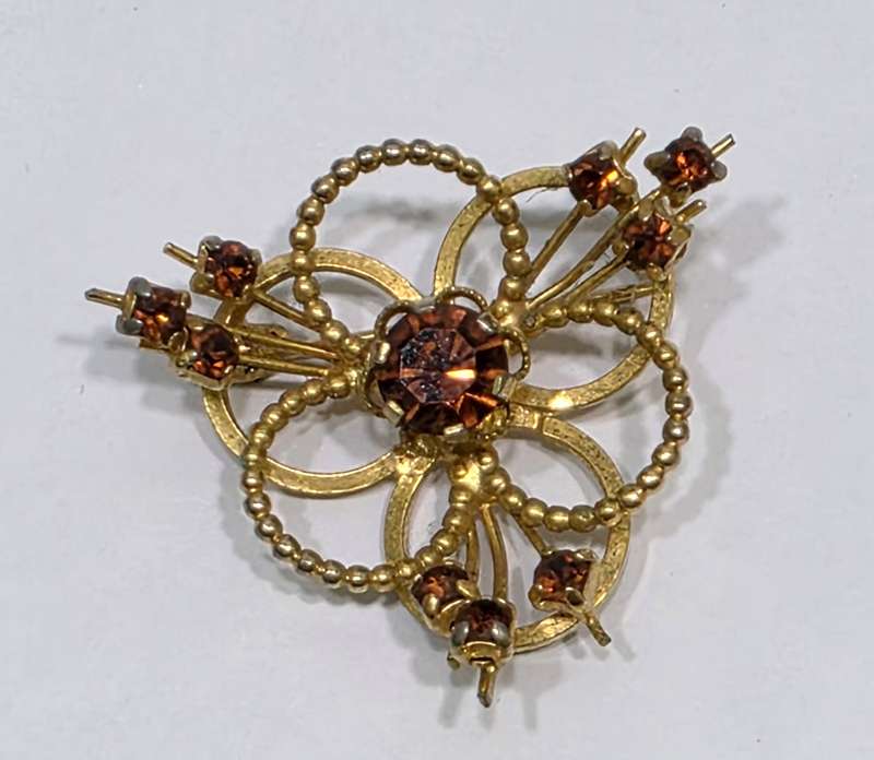 Vintage Jewelry Collection | 4 Brooches, 2 Pairs of Earrings & Decorative Tin