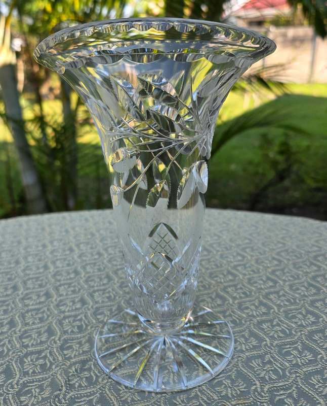 Stunning Cut Crystal Vase  22 cm High | Elegant Sparkle | 01 |