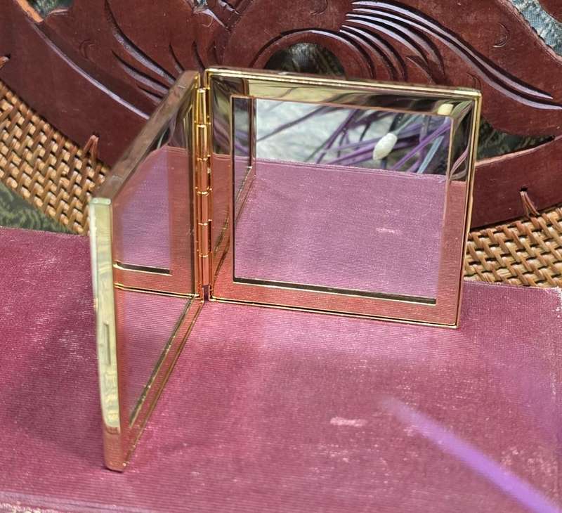 Bobbi Brown And Lulu Frost`s Retro-Glam Compact