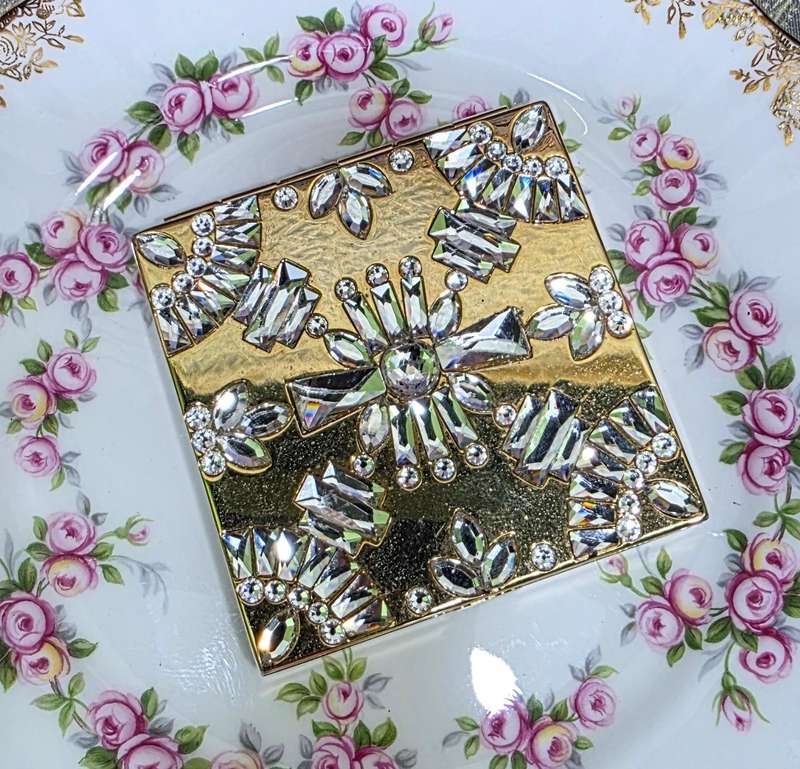 Bobbi Brown And Lulu Frost`s Retro-Glam Compact