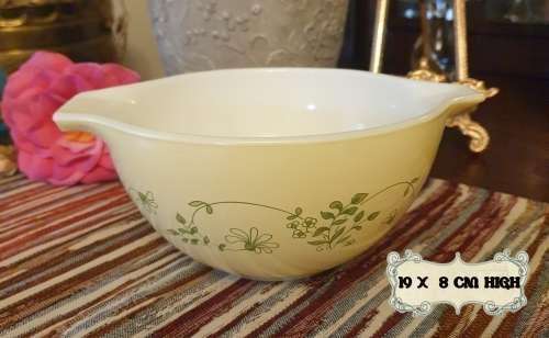 Vintage Pyrex made in the USA Nesting Bowls set of 3