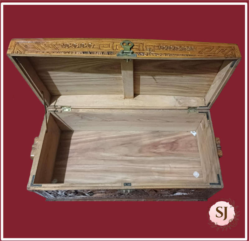 Oriental Camphor kist - hand carved