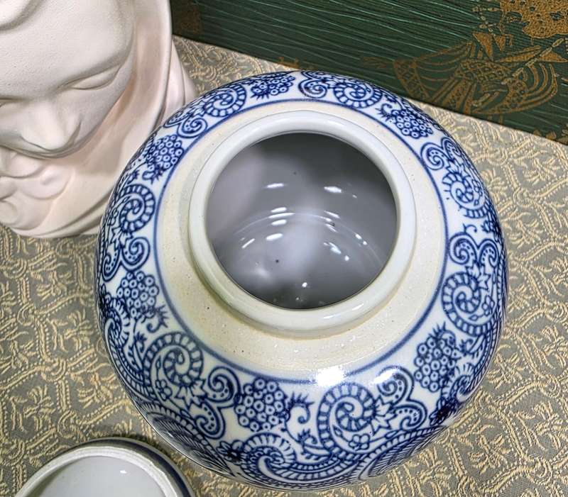 Blue & White Oriental Jar with Lid | Like New | size 14 x 17 cm High |
