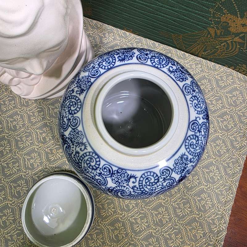 Blue & White Oriental Jar with Lid | Like New | size 14 x 17 cm High |
