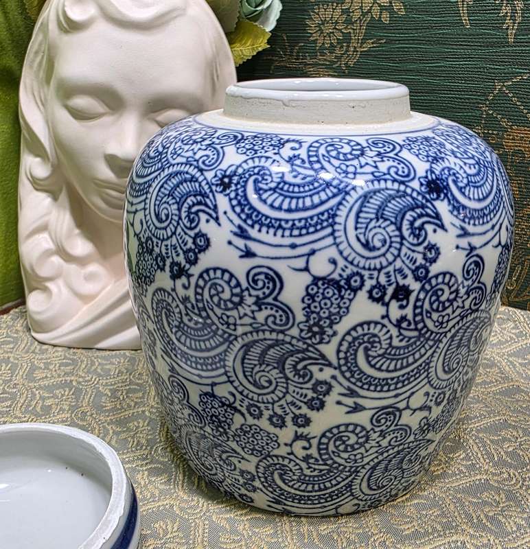 Blue & White Oriental Jar with Lid | Like New | size 14 x 17 cm High |