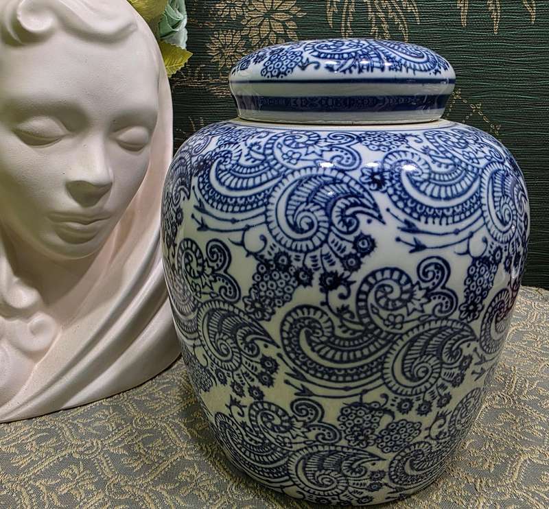 Blue & White Oriental Jar with Lid | Like New | size 14 x 17 cm High |