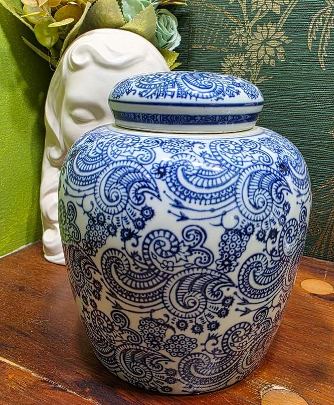 Blue & White Oriental Jar with Lid | Like New | size 14 x 17 cm High |